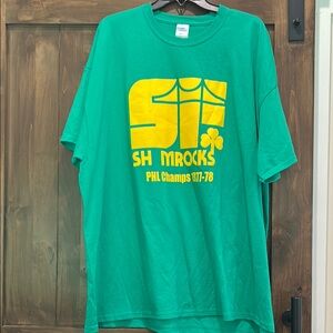 E81 NWOT Port and Company Unisex Green T-shirt. 3XL Shamrocks PHL Champs Logo